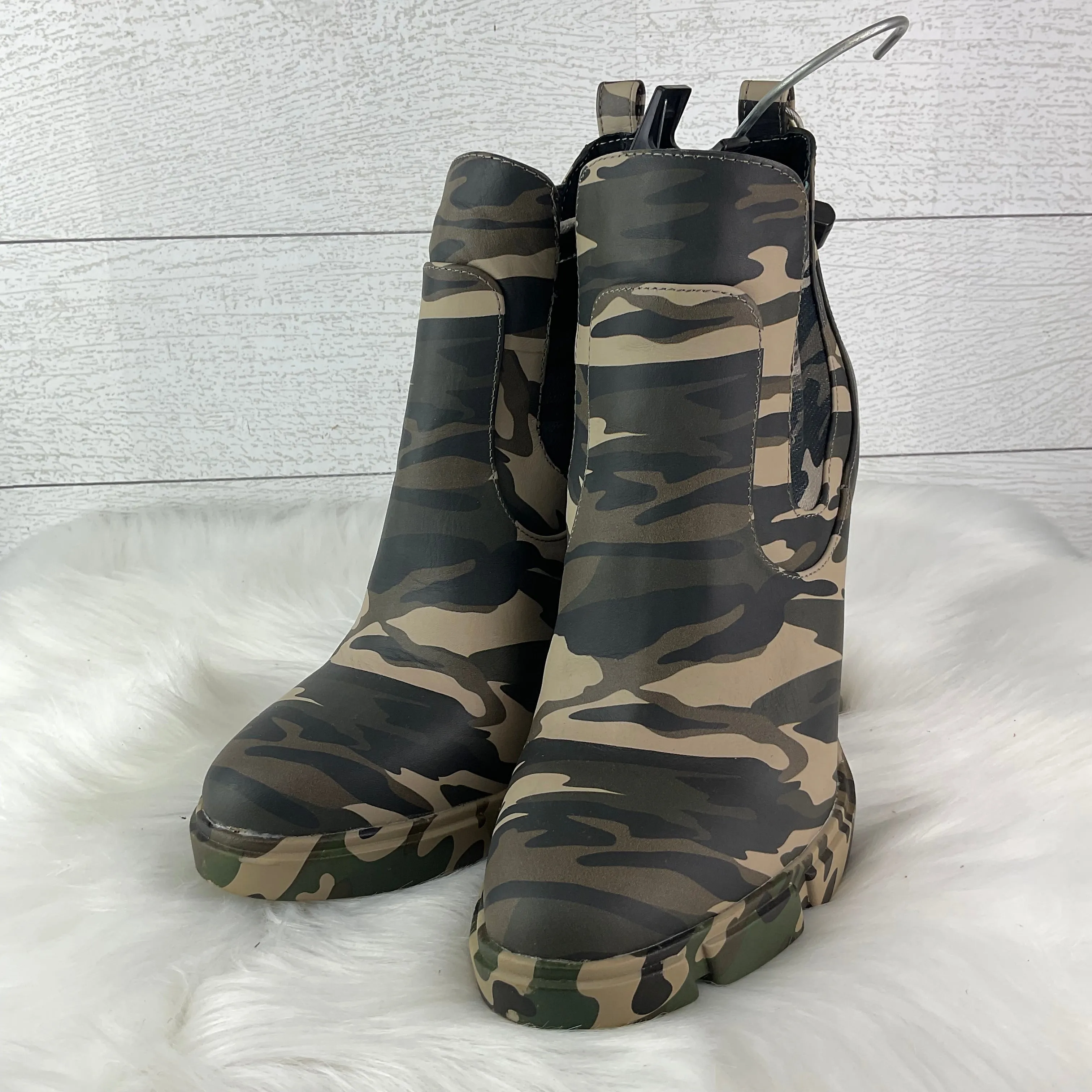 Boots Ankle Heels By Gianni Bini In Camouflage Print, Size: 9