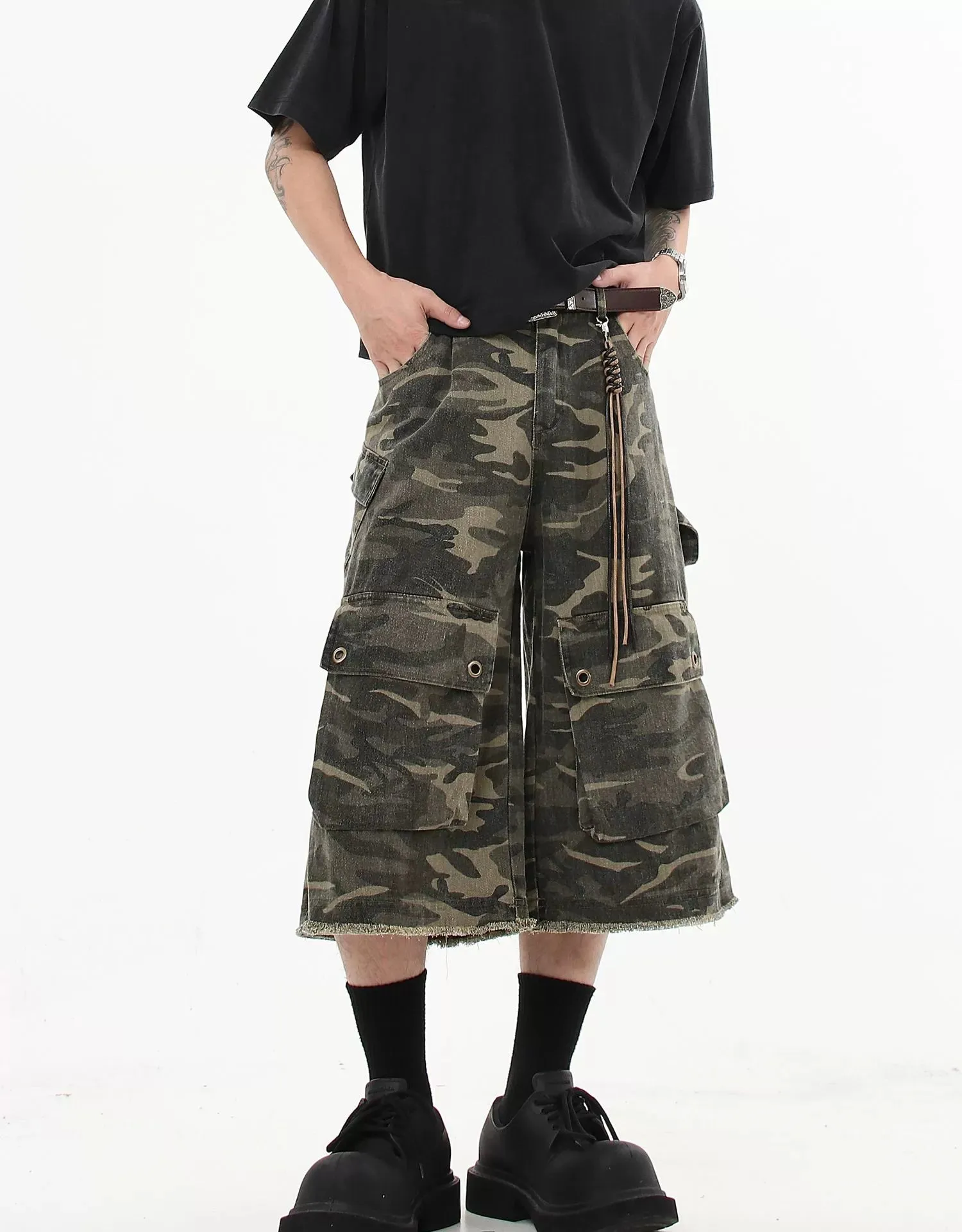 Camo Print Cargo Capri Shorts with Frayed Hem