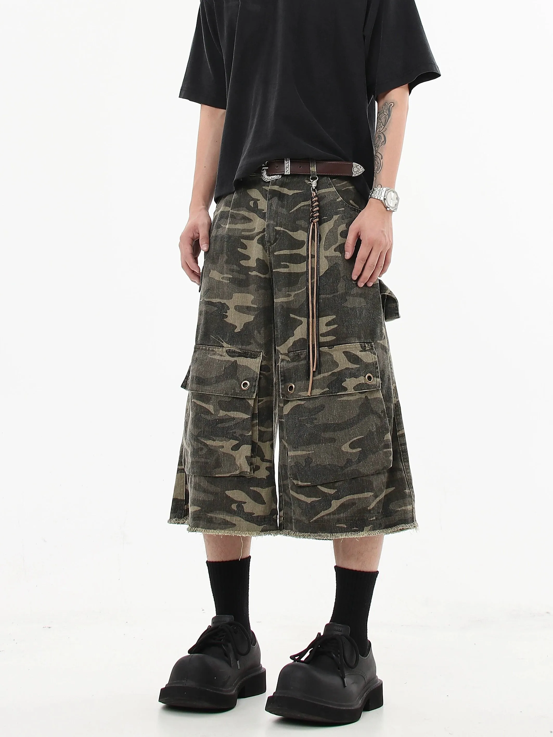 Camo Print Cargo Capri Shorts with Frayed Hem