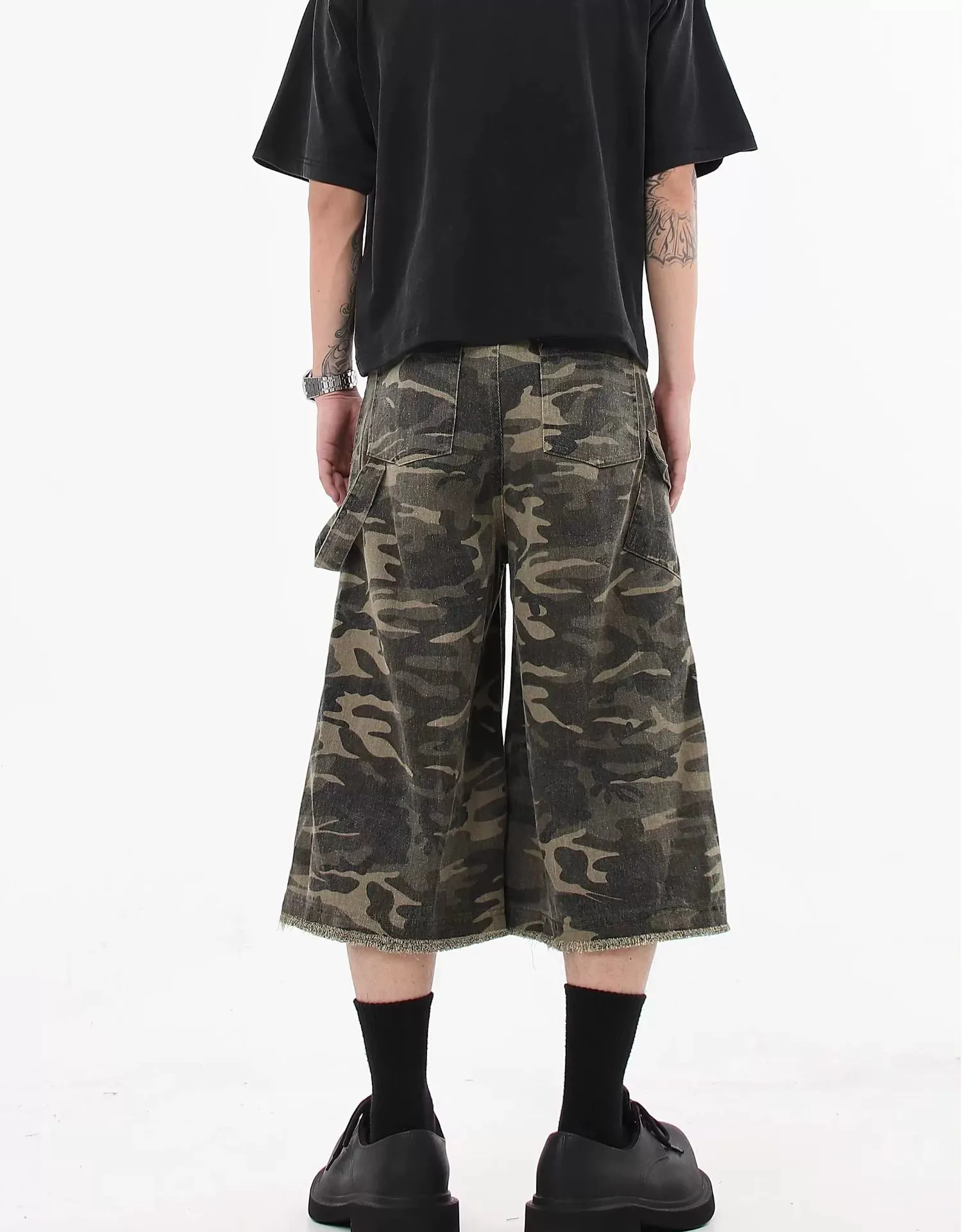 Camo Print Cargo Capri Shorts with Frayed Hem