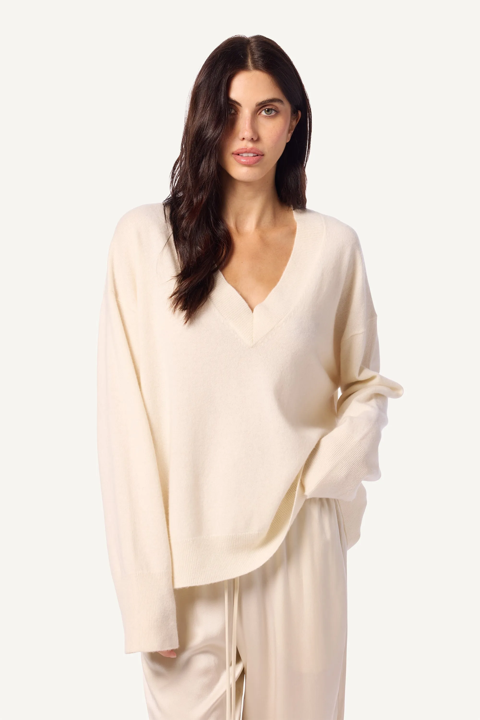 LIGHTWEIGHT NYLAH CASHMERE V-NECK PULLOVER | GARDENIA