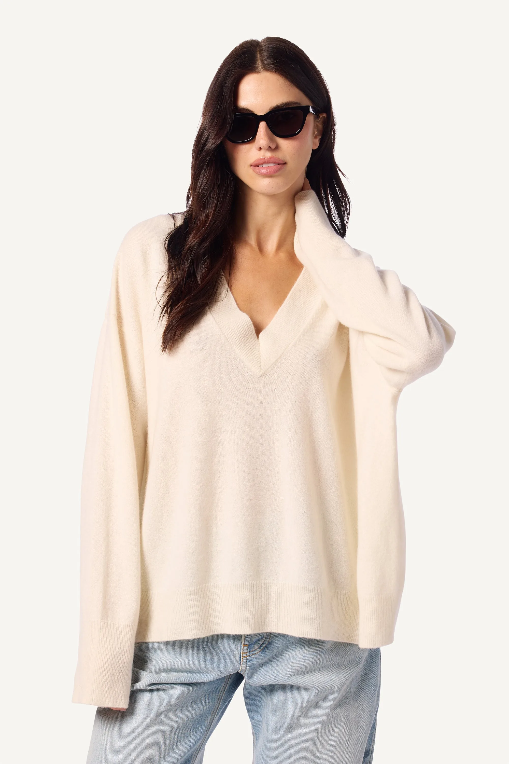 LIGHTWEIGHT NYLAH CASHMERE V-NECK PULLOVER | GARDENIA