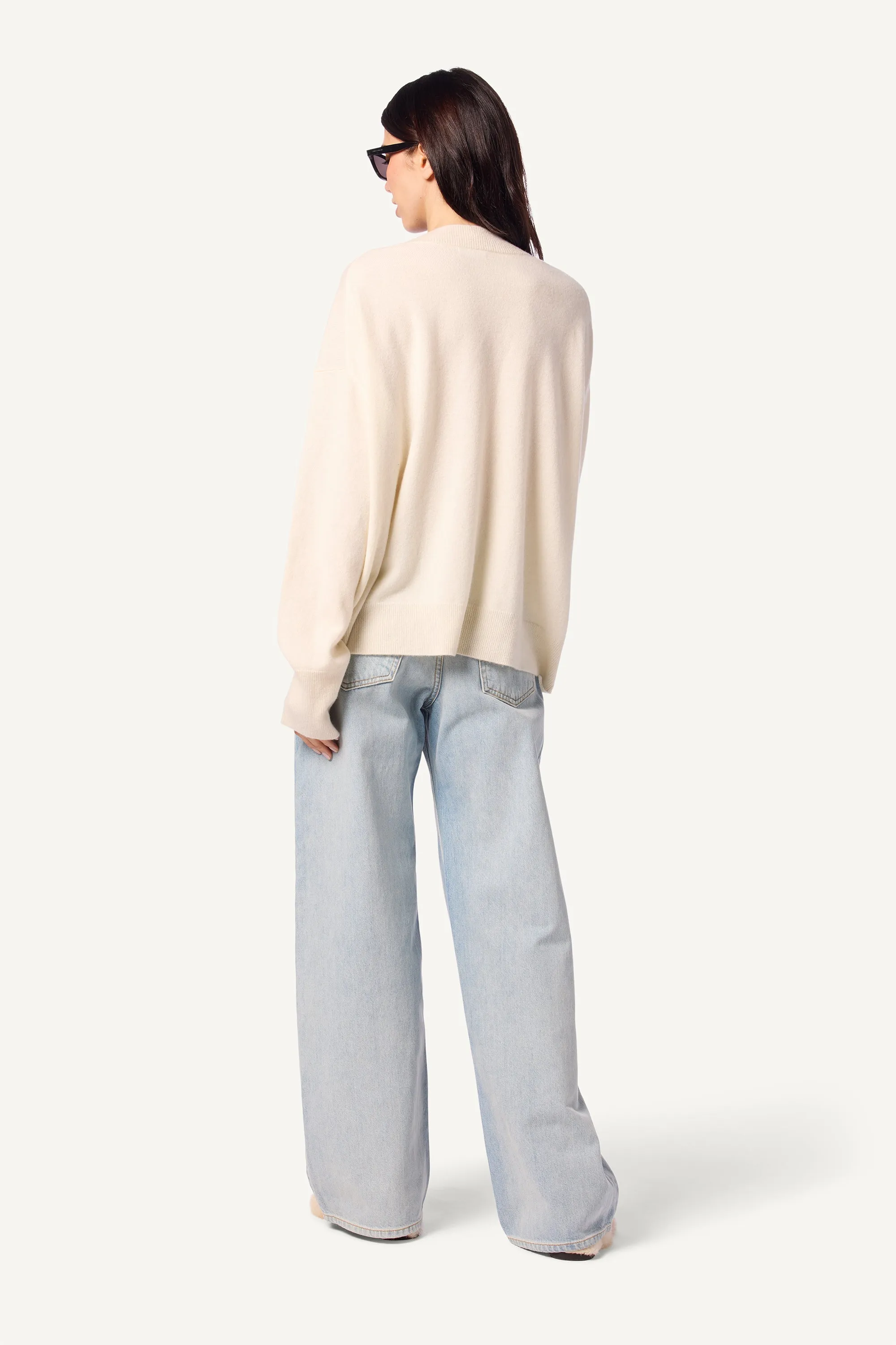 LIGHTWEIGHT NYLAH CASHMERE V-NECK PULLOVER | GARDENIA